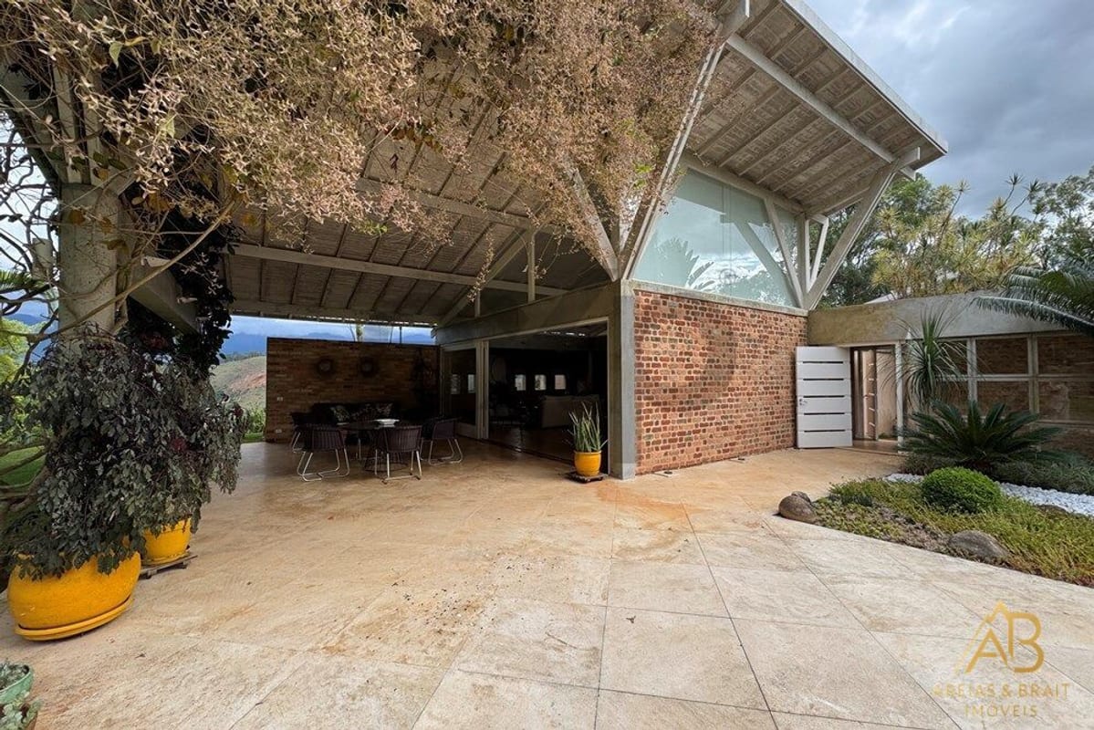 Casa 5 Suítes à Venda no Condomínio Mundéus, Itaipava